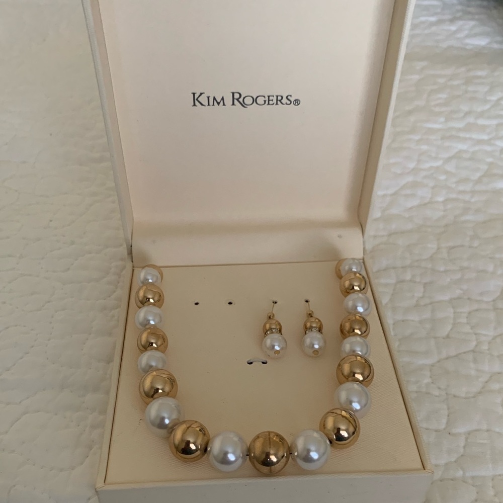 Necklace and earring set